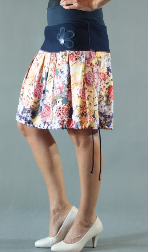 0233_P_šikmo_bavlna_viskóza_bez_podšívky_pestrobarevná_modrá_se_sedlem_nahoře_bez_kapes_tunýlek_modrá_modrá_kytka_polokvět LaJuPe sukně s aplikací bavlna_viskóza_bez_podšívky_pestrobarevná_modrá_se_sedlem_nahoře_bez_kapes_tunýlek_modrá_modrá_kytka_polokvět