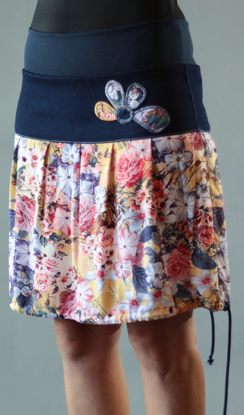 LaJuPe dámské letní sukně bavlna_viskóza_bez_podšívky_pestrobarevná_modrá_se_sedlem_nahoře_bez_kapes_tunýlek_modrá_pestrobarevná_kytka_polokvět