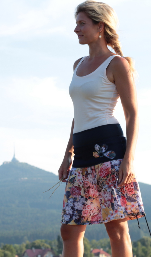 LaJuPe dámské letní sukně bavlna_viskóza_bez_podšívky_pestrobarevná_modrá_se_sedlem_nahoře_bez_kapes_tunýlek_modrá_pestrobarevná_kytka_polokvět