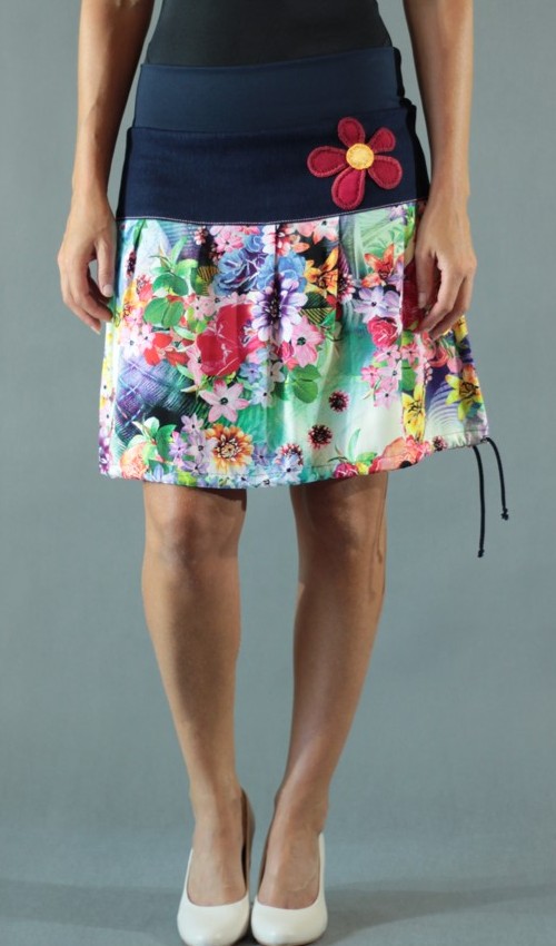 0236_P_zepredu_bavlna_viskóza_bez_podšívky_pestrobarevná_modrá_se_sedlem_nahoře_bez_kapes_tunýlek_modrá_červená_kytka_šesti květ LaJuPe sukně s aplikacemi bavlna_viskóza_bez_podšívky_pestrobarevná_modrá_se_sedlem_nahoře_bez_kapes_tunýlek_modrá_červená_kytka_šesti květ