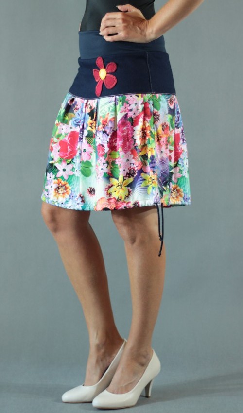 0236_P_šikmo_bavlna_viskóza_bez_podšívky_pestrobarevná_modrá_se_sedlem_nahoře_bez_kapes_tunýlek_modrá_červená_kytka_šesti květ LaJuPe sukně s aplikacemi bavlna_viskóza_bez_podšívky_pestrobarevná_modrá_se_sedlem_nahoře_bez_kapes_tunýlek_modrá_červená_kytka_šesti květ