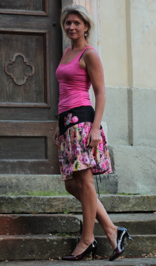 0238_P_slide_bavlna_viskóza_bez_podšívky_pestrobarevná_černá_se_sedlem_nahoře_bez_kapes_tunýlek_černá_pestrobarevná_květ_polokvět LaJuPe maxi sukne bavlna_viskóza_bez_podšívky_pestrobarevná_černá_se_sedlem_nahoře_bez_kapes_tunýlek_černá_pestrobarevná_květ_polokvět