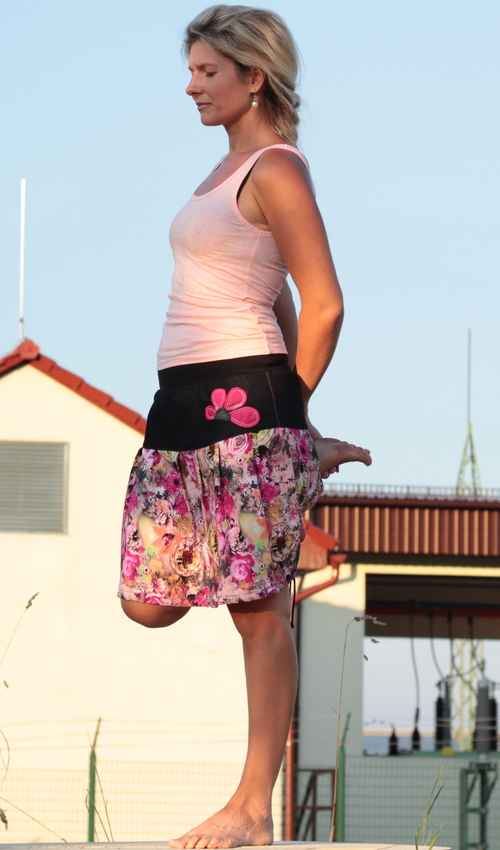 0239_P_slide_bavlna_viskóza_bez_podšívky_pestrobarevná_černá_se_sedlem_nahoře_bez_kapes_tunýlek_černá_růžová_květ_polokvět LaJuPe sukně s aplikací bavlna_viskóza_bez_podšívky_pestrobarevná_černá_se_sedlem_nahoře_bez_kapes_tunýlek_černá_růžová_květ_polokvět