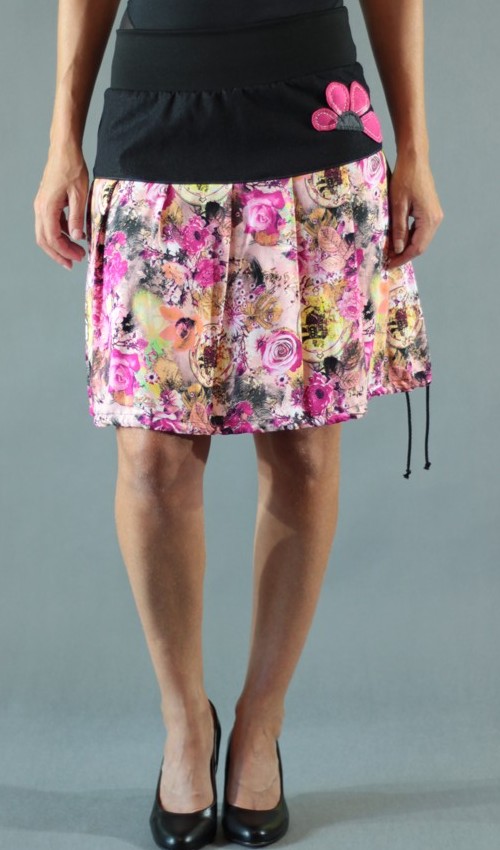 0239_P_zepredu_bavlna_viskóza_bez_podšívky_pestrobarevná_černá_se_sedlem_nahoře_bez_kapes_tunýlek_černá_růžová_květ_polokvět LaJuPe sukně s aplikací bavlna_viskóza_bez_podšívky_pestrobarevná_černá_se_sedlem_nahoře_bez_kapes_tunýlek_černá_růžová_květ_polokvět