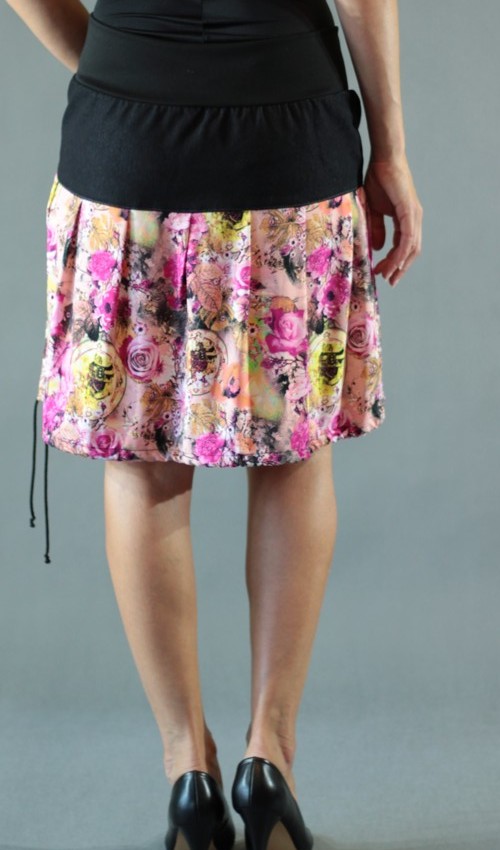 0239_P_zezadu_bavlna_viskóza_bez_podšívky_pestrobarevná_černá_se_sedlem_nahoře_bez_kapes_tunýlek_černá_růžová_květ_polokvět LaJuPe sukně s aplikací bavlna_viskóza_bez_podšívky_pestrobarevná_černá_se_sedlem_nahoře_bez_kapes_tunýlek_černá_růžová_květ_polokvět