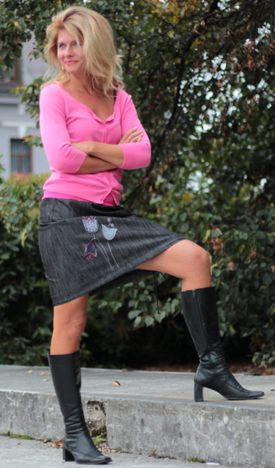 LaJuPe sukně a bavlna_polyester_bez_podšívky_antracit_růžová_áčková_1kapsa_tunýlek_růžová_růžovo černá_louka_kytky