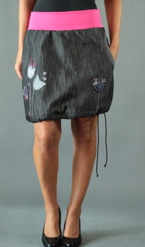 0244_P_zepredu_bavlna_polyester_bez_podšívky_antracit_růžová_áčková_1kapsa_tunýlek_růžová_růžovo černá_louka_kytky LaJuPe sukně a bavlna_polyester_bez_podšívky_antracit_růžová_áčková_1kapsa_tunýlek_růžová_růžovo černá_louka_kytky