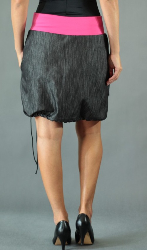 0244_P_zezadu_bavlna_polyester_bez_podšívky_antracit_růžová_áčková_1kapsa_tunýlek_růžová_růžovo černá_louka_kytky LaJuPe sukně a bavlna_polyester_bez_podšívky_antracit_růžová_áčková_1kapsa_tunýlek_růžová_růžovo černá_louka_kytky