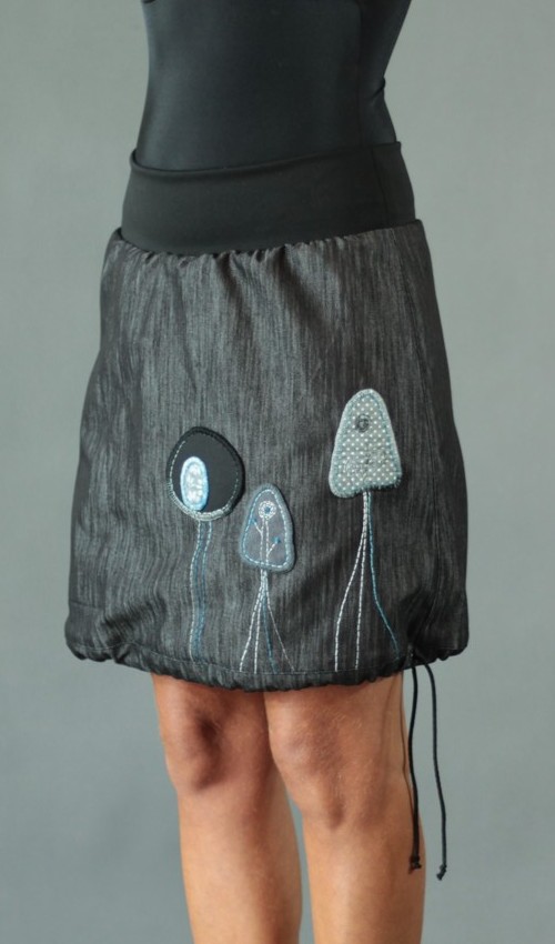 0247_P_detail_bavlna_polyester_bez_podšívky_antracit_modrá_áčková_1kapsa_tunýlek_černá_modro černá_les_tři stromy LaJuPe příklad áčkové sukně bavlna_polyester_bez_podšívky_antracit_modrá_áčková_1kapsa_tunýlek_černá_modro černá_les_tři stromy