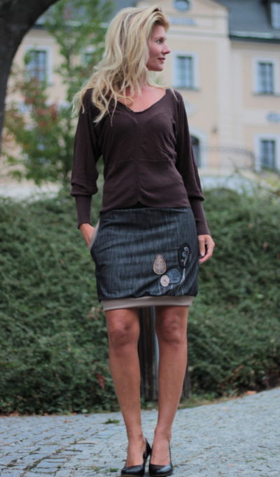 LaJuPe dámská minisukně detail_bavlna_polyester_bez_podšívky_antracit_hnědá_áčková_1kapsa_úplet_černá_modro hnědá_les_čtyři stromy