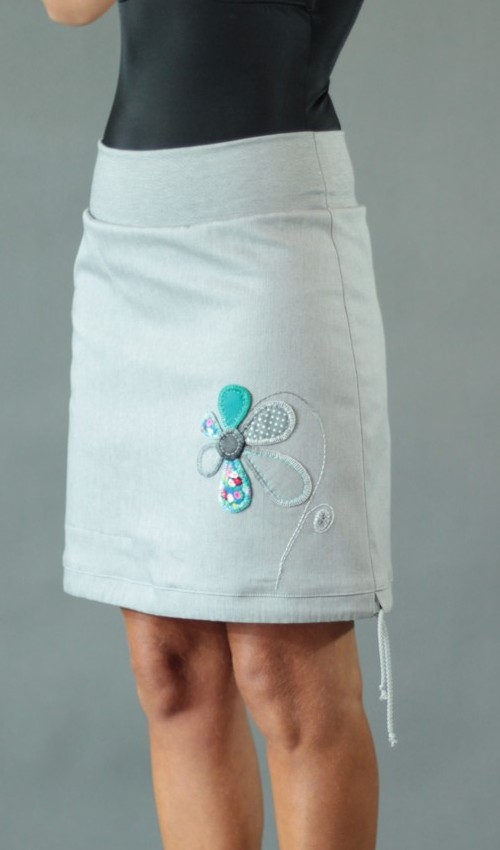 0252_P_detail_bavlna_polyester_bez_podšívky_šedá_tyrkys_áčková_1kapsa_tunýlek_šedá_tyrkysovo šedá_kytka_kytka LaJuPe společenská sukně bavlna_polyester_bez_podšívky_šedá_tyrkys_áčková_1kapsa_tunýlek_šedá_tyrkysovo šedá_kytka_kytka