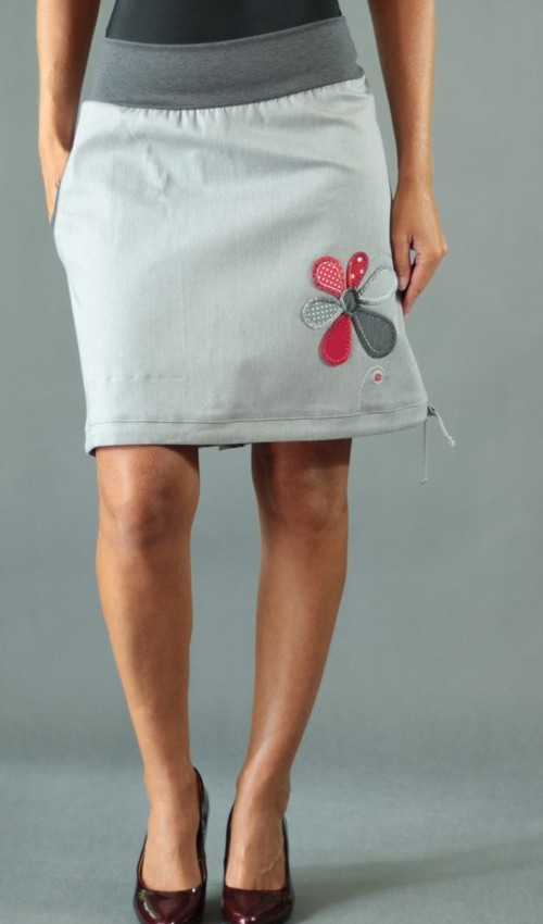 0255_LaJuPe sukně šedá slider_hlavní_bavlna_polyester_bez_podšívky_šedá_červená_áčková_1kapsa_tunýlek_šedá_šedočervená_kytka_květ LaJuPe sukně šedá slider_hlavní_bavlna_polyester_bez_podšívky_šedá_červená_áčková_1kapsa_tunýlek_šedá_šedočervená_kytka_květ