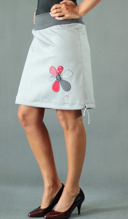 0255_LaJuPe sukně šedá slider_hlavní_bavlna_polyester_bez_podšívky_šedá_červená_áčková_1kapsa_tunýlek_šedá_šedočervená_kytka_květ LaJuPe sukně šedá slider_hlavní_bavlna_polyester_bez_podšívky_šedá_červená_áčková_1kapsa_tunýlek_šedá_šedočervená_kytka_květ