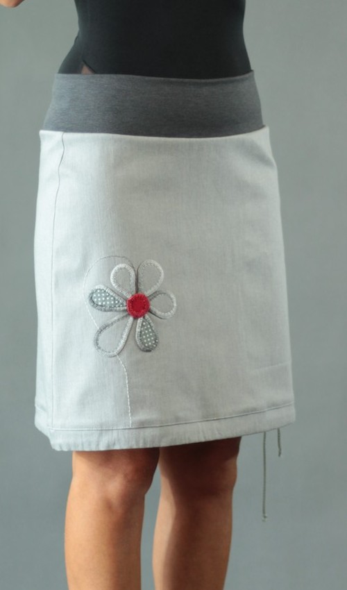 0257_LaJuPe sukně jeansová bavlna_polyester_bez_podšívky_světle šedá_červená_áčková_1kapsa_tunýlek_šedá_šedočervená_kytka_květ LaJuPe sukně jeansová bavlna_polyester_bez_podšívky_světle šedá_červená_áčková_1kapsa_tunýlek_šedá_šedočervená_kytka_květ