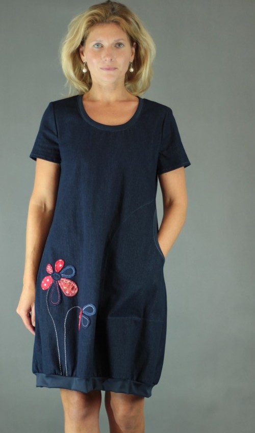 LaJuPe letní riflové šaty bavlna_polyester_bez_podšívky_tmavěmodrá_červená_áčková_1kapsa_úplet__červenomodrá_kykta_kytky