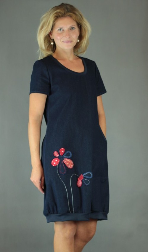 LaJuPe letní riflové šaty bavlna_polyester_bez_podšívky_tmavěmodrá_červená_áčková_1kapsa_úplet__červenomodrá_kykta_kytky