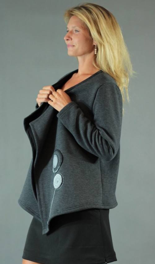 013_LaJuPe lehký kardigan bavlna__bez_podšívky_antracit_šedá_áčkový_bez_kapes_šedo antracit_kolečko_dvě kolečka LaJuPe lehký kardigan bavlna__bez_podšívky_antracit_šedá_áčkový_bez_kapes_šedo antracit_kolečko_dvě kolečka