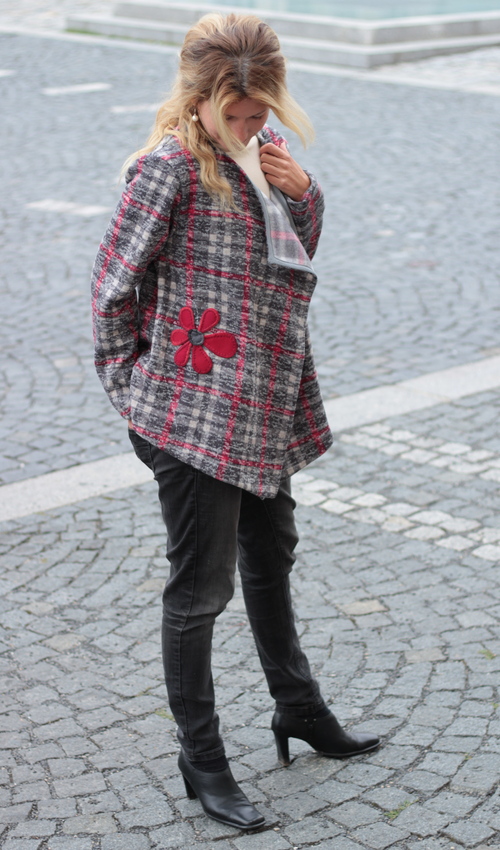 018_LaJuPe pletený kardigan viskóza__bez_podšívky_šedá_vínová_áčkový_bez_kapes_červená_kytka_kytka měkký kardigan LaJuPe pletený kardigan viskóza__bez_podšívky_šedá_vínová_áčkový_bez_kapes_červená_kytka_kytka měkký kardigan