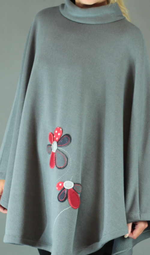 023_LaJuPe pončo xxl viskóza__bez_podšívky_šedá_červená_áčkový_bez_kapes_červená_kytka_kytka LaJuPe pončo xxl viskóza__bez_podšívky_šedá_červená_áčkový_bez_kapes_červená_kytka_kytka