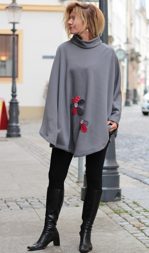 023_LaJuPe pončo xxl viskóza__bez_podšívky_šedá_červená_áčkový_bez_kapes_červená_kytka_kytka LaJuPe pončo xxl viskóza__bez_podšívky_šedá_červená_áčkový_bez_kapes_červená_kytka_kytka