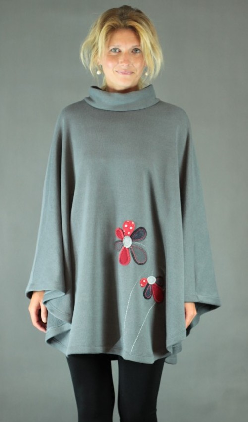 023_LaJuPe pončo xxl viskóza__bez_podšívky_šedá_červená_áčkový_bez_kapes_červená_kytka_kytka LaJuPe pončo xxl viskóza__bez_podšívky_šedá_červená_áčkový_bez_kapes_červená_kytka_kytka