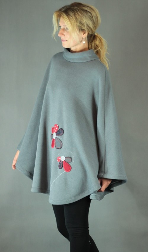 023_LaJuPe pončo xxl viskóza__bez_podšívky_šedá_červená_áčkový_bez_kapes_červená_kytka_kytka LaJuPe pončo xxl viskóza__bez_podšívky_šedá_červená_áčkový_bez_kapes_červená_kytka_kytka