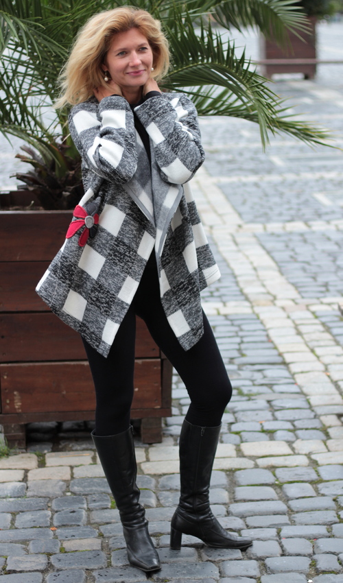 026_LaJuPe dámský pletený kardigan viskóza__bez_podšívky_černá_bílá_áčkový_bez_kapes_šedočervená_kytka_květ LaJuPe dámský pletený kardigan viskóza__bez_podšívky_černá_bílá_áčkový_bez_kapes_šedočervená_kytka_květ