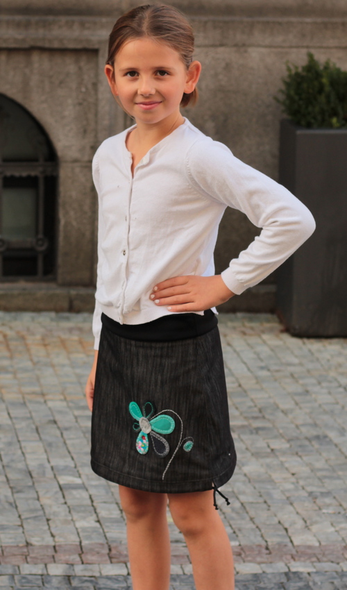 0284_LaJuPe dětské sukně bavlna polyester_bez_podšívky_černá_tyrkys_áčková_bez_kapes_tunýlek_černá_tyrkys_kytka_květ LaJuPe dětské sukně bavlna polyester_bez_podšívky_černá_tyrkys_áčková_bez_kapes_tunýlek_černá_tyrkys_kytka_květ