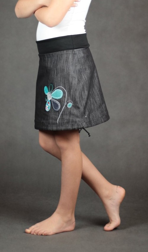 0284_LaJuPe dětské sukně bavlna polyester_bez_podšívky_černá_tyrkys_áčková_bez_kapes_tunýlek_černá_tyrkys_kytka_květ LaJuPe dětské sukně bavlna polyester_bez_podšívky_černá_tyrkys_áčková_bez_kapes_tunýlek_černá_tyrkys_kytka_květ