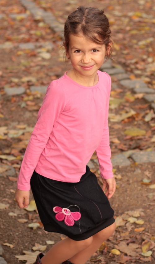 0286_LaJuPe dětské oblečení sukně bavlna_polyester_bez_podšívky_černá_růžová_áčková_bez_kapes_úplet_černá_růžová_kytka_polokvět LaJuPe dětské oblečení sukně bavlna_polyester_bez_podšívky_černá_růžová_áčková_bez_kapes_úplet_černá_růžová_kytka_polokvět