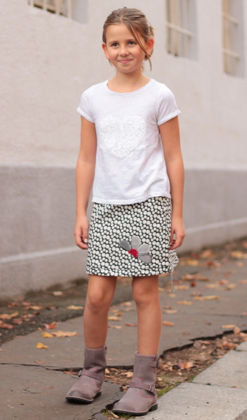 0296_LaJuPe dětské společenské oblečení bavlna_polyester_bez_podšívky_bílo černá_puntíky_áčková_bez_kapes_tunýlek_šedá_světlešedá_kytka_půlkvět LaJuPe dětské společenské oblečení bavlna_polyester_bez_podšívky_bílo černá_puntíky_áčková_bez_kapes_tunýlek_šedá_světlešedá_kytka_půlkvět