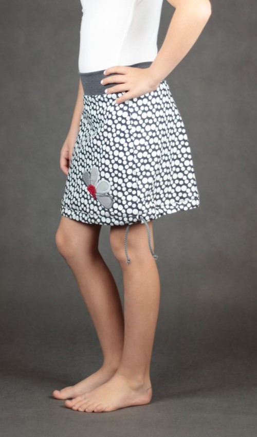 0296_LaJuPe dětské společenské oblečení bavlna_polyester_bez_podšívky_bílo černá_puntíky_áčková_bez_kapes_tunýlek_šedá_světlešedá_kytka_půlkvět LaJuPe dětské společenské oblečení bavlna_polyester_bez_podšívky_bílo černá_puntíky_áčková_bez_kapes_tunýlek_šedá_světlešedá_kytka_půlkvět