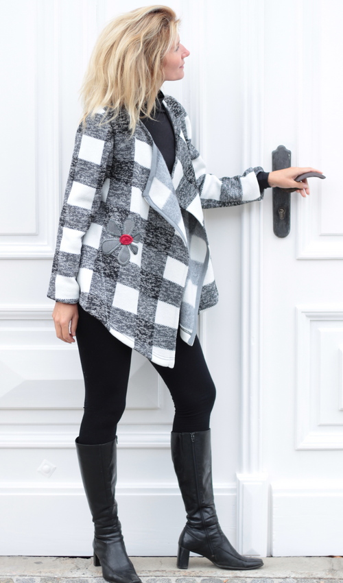 030_LaJuPe cardigan viskóza__bez_podšívky_černá_bílá_áčkový_bez_kapes_šedočervená_kytka_květ LaJuPe cardigan viskóza__bez_podšívky_černá_bílá_áčkový_bez_kapes_šedočervená_kytka_květ