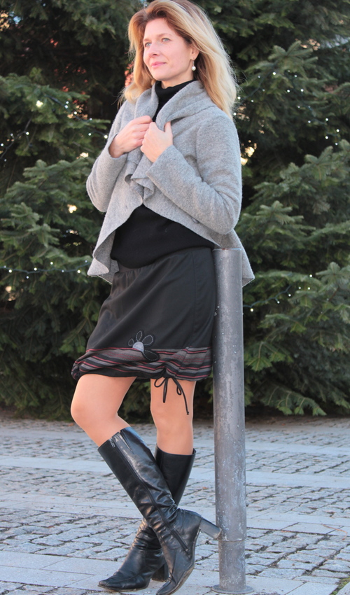 LaJuPe teplé dámské sukně polyester_viskóza_bez_podšívky_černá_rezava_se_sedlem_dole_1kapsa_tunýlek_černá_černošedá_kytka_polokvět