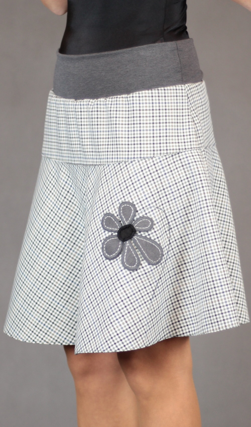 0310_LaJuPe káro sukně polyester_viskóza_bez_podšívky_světlešedá_šedá_se_sedlem_nahoře_bez_kapes_hladké_šedá_šedá_kytka_květ LaJuPe káro sukně polyester_viskóza_bez_podšívky_světlešedá_šedá_se_sedlem_nahoře_bez_kapes_hladké_šedá_šedá_kytka_květ