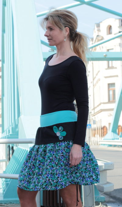 LaJuPe zelená sukně bavlna_polyester_bez_podšívky_tyrkysová_černá_skládaná_bez_kapes_tunýlek_tyrkys_tyrkys_kytka_polokvět