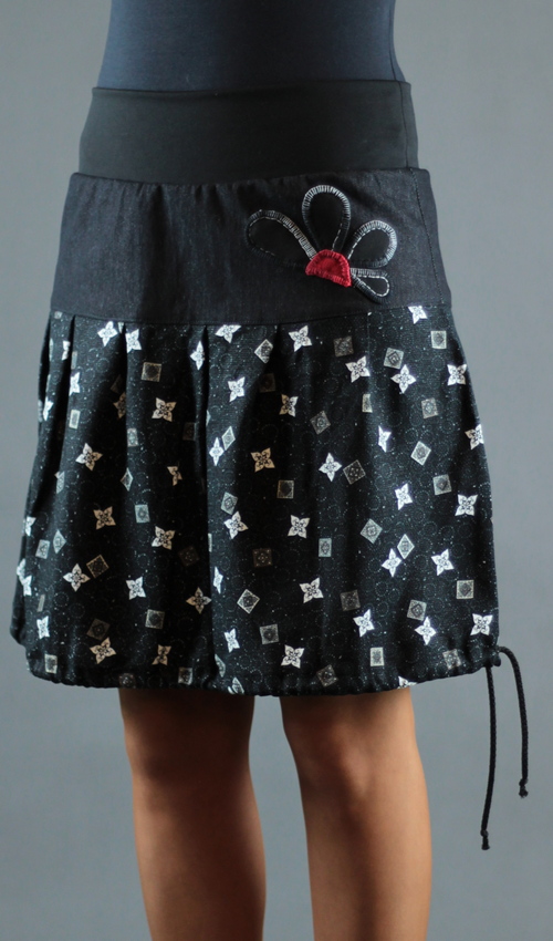 0317_LaJuPe vzorovaná sukně bavlna_viskóza_bez_podšívky_černá_bílá_skládaná_bez_kapes_tunýlek_černá_černočervená_kytka_polokvět LaJuPe vzorovaná sukně bavlna_viskóza_bez_podšívky_černá_bílá_skládaná_bez_kapes_tunýlek_černá_černočervená_kytka_polokvět