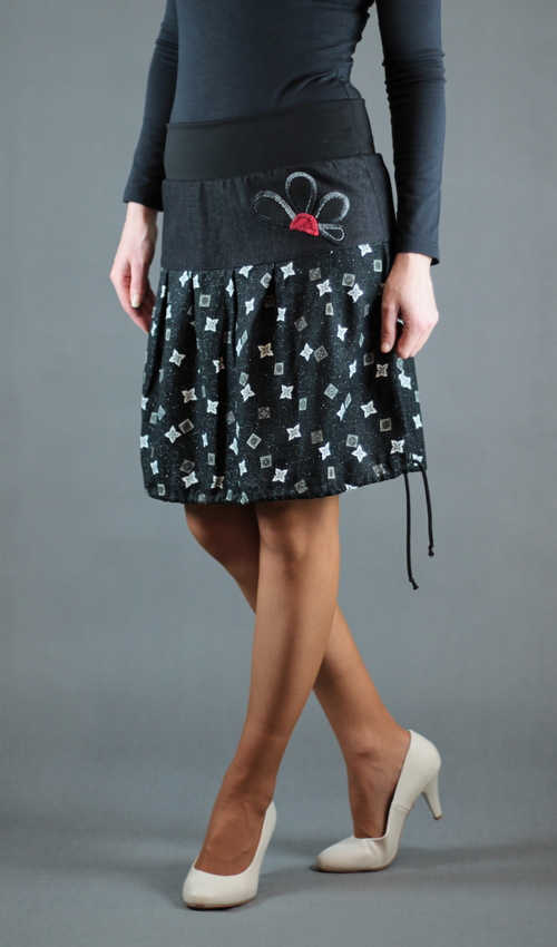 0317_LaJuPe vzorovaná sukně bavlna_viskóza_bez_podšívky_černá_bílá_skládaná_bez_kapes_tunýlek_černá_černočervená_kytka_polokvět LaJuPe vzorovaná sukně bavlna_viskóza_bez_podšívky_černá_bílá_skládaná_bez_kapes_tunýlek_černá_černočervená_kytka_polokvět