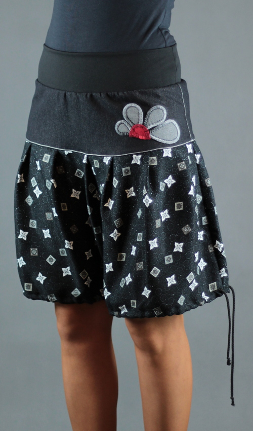 0323_LaJuPe sukně ke kolenům bavlna_viskóza_bez_podšívky_černá_bílá_skládaná_bez_kapes_tunýlek_černá_šedočervená_kytka_polokvět LaJuPe sukně ke kolenům bavlna_viskóza_bez_podšívky_černá_bílá_skládaná_bez_kapes_tunýlek_černá_šedočervená_kytka_polokvět