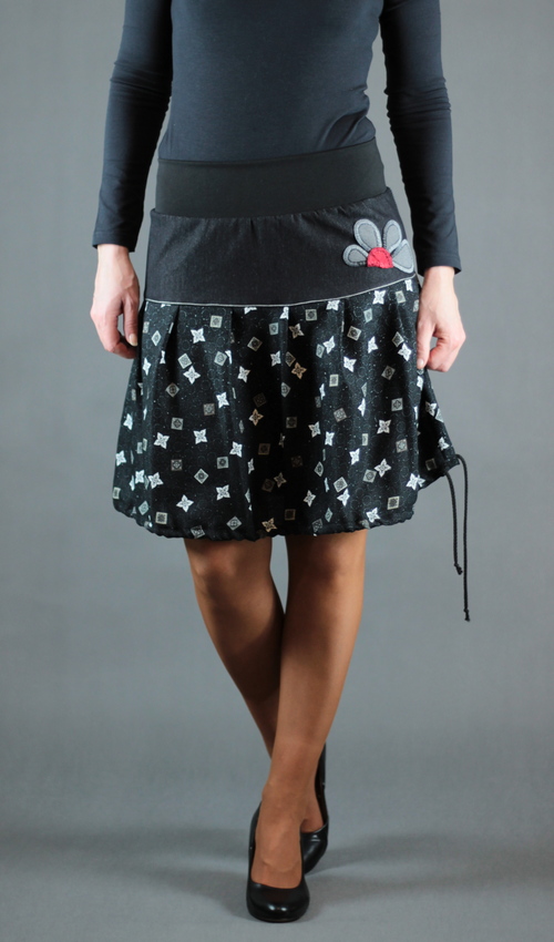 0323_LaJuPe sukně ke kolenům bavlna_viskóza_bez_podšívky_černá_bílá_skládaná_bez_kapes_tunýlek_černá_šedočervená_kytka_polokvět LaJuPe sukně ke kolenům bavlna_viskóza_bez_podšívky_černá_bílá_skládaná_bez_kapes_tunýlek_černá_šedočervená_kytka_polokvět