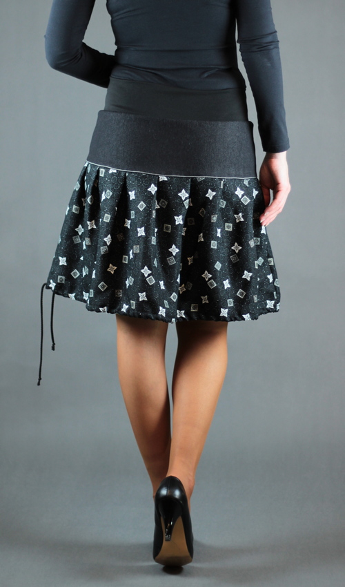 0323_LaJuPe sukně ke kolenům bavlna_viskóza_bez_podšívky_černá_bílá_skládaná_bez_kapes_tunýlek_černá_šedočervená_kytka_polokvět LaJuPe sukně ke kolenům bavlna_viskóza_bez_podšívky_černá_bílá_skládaná_bez_kapes_tunýlek_černá_šedočervená_kytka_polokvět