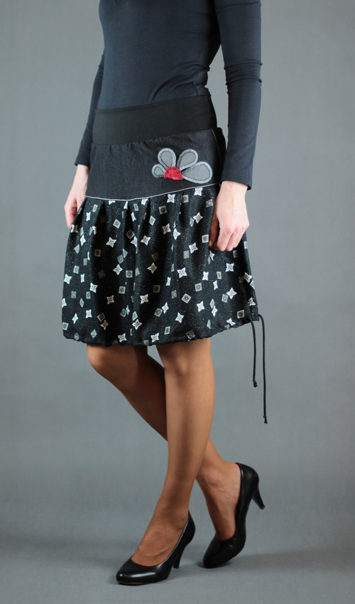 0323_LaJuPe sukně ke kolenům bavlna_viskóza_bez_podšívky_černá_bílá_skládaná_bez_kapes_tunýlek_černá_šedočervená_kytka_polokvět LaJuPe sukně ke kolenům bavlna_viskóza_bez_podšívky_černá_bílá_skládaná_bez_kapes_tunýlek_černá_šedočervená_kytka_polokvět