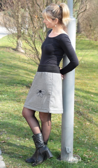 LaJuPe sukně šedá bavlna_polyester_bez_podšívky_šedá_šedá_áčková_1kapsa_tunýlek_černá_šedá_květ_půlkvět