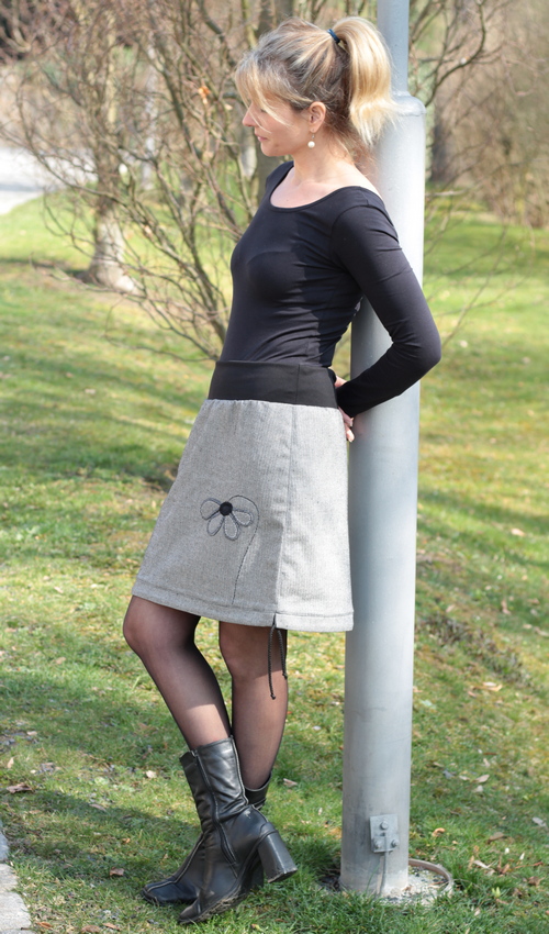 LaJuPe sukně šedá bavlna_polyester_bez_podšívky_šedá_šedá_áčková_1kapsa_tunýlek_černá_šedá_květ_půlkvět