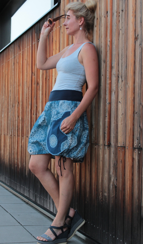 LaJuPe sukně bavlna elastan_bez_podšívky_tmavěmodrá_bleděmodrá_skládaná_1kapsa_tunýlek_modrá_modrá_mandala_mandaly LaJuPe sukně bavlna elastan_bez_podšívky_tmavěmodrá_bleděmodrá_skládaná_1kapsa_tunýlek_modrá_modrá_mandala_mandaly