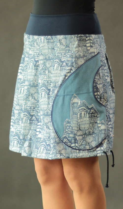 LaJuPe jedinečná sukně bavlna_elastan_bez_podšívky_modrá_bílá_skládaná_1kapsa_tunýlek_modrá_modrobílá_hrad LaJuPe jedinečná sukně bavlna_elastan_bez_podšívky_modrá_bílá_skládaná_1kapsa_tunýlek_modrá_modrobílá_hrad