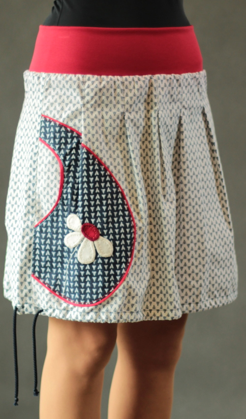 LaJuPe dlouhá letní sukně bavlna_elastan_bez_podšívky_bílá_modrá_skládaná_1kapsa_tunýlek_modrá_bíločervená_kytka LaJuPe dlouhá letní sukně bavlna_elastan_bez_podšívky_bílá_modrá_skládaná_1kapsa_tunýlek_modrá_bíločervená_kytka