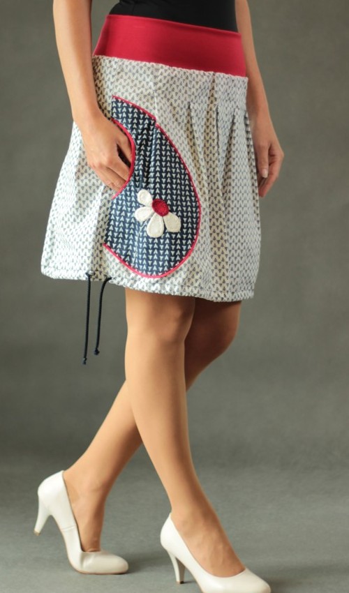 LaJuPe dlouhá letní sukně bavlna_elastan_bez_podšívky_bílá_modrá_skládaná_1kapsa_tunýlek_modrá_bíločervená_kytka LaJuPe dlouhá letní sukně bavlna_elastan_bez_podšívky_bílá_modrá_skládaná_1kapsa_tunýlek_modrá_bíločervená_kytka