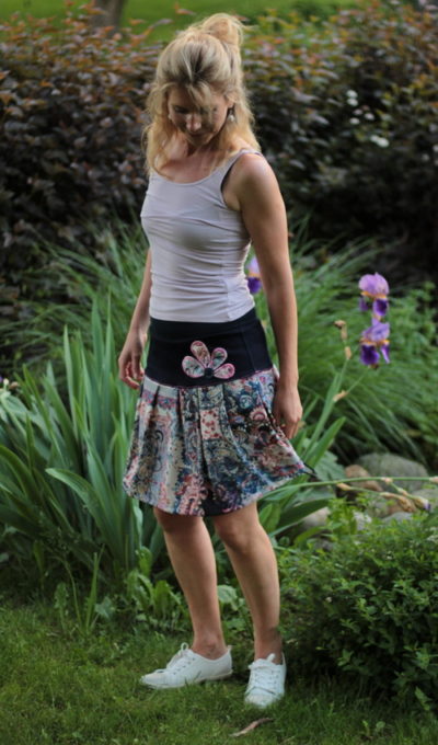 LaJuPe sukně růžová bavlna_polyester_bez_podšívky_růžová_modrá_skládaná_bez_kapes_tunýlek_modrá_pestrobarevná_kytka_polokvět