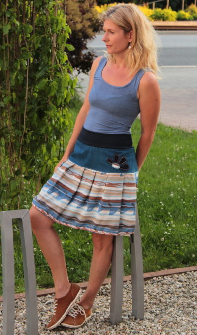 LaJuPe sukně letní bavlna_viskóza_bez_podšívky_modrá_hnědá_skládaná_bez_kapes_tunýlek_modrá_hnědomodrá_kytka_polokvět